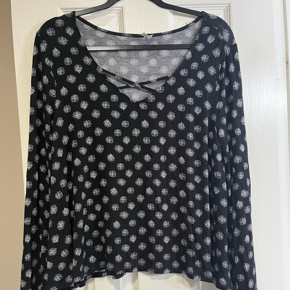 $5 SALE Juniors Mudd long sleeve blouse. Bell sleeves. Black & White. GUC